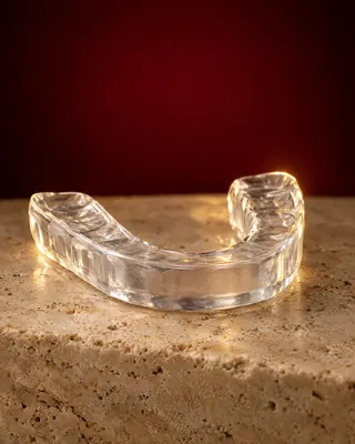 Ilustração de uma placa oclusal de acrílico transparente